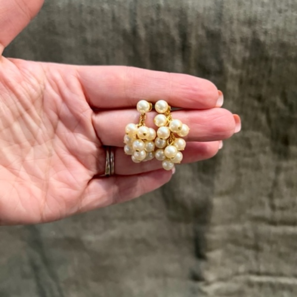 Avon Gold And Faux Pearl Earrings - Picture 4 of 4